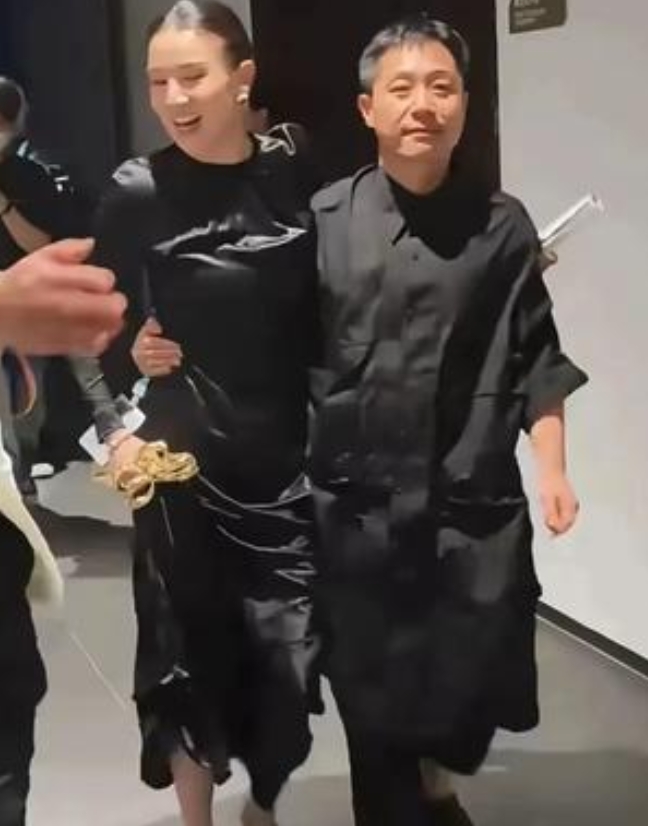 宋佳一张后台照直接引爆舆论！
照片里她和黑衣男子手牵手，
还特意换平底鞋配合对方