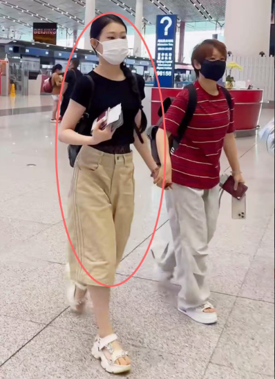 有个事，

我一直不敢说，

我感觉小沈阳的女儿沈佳润有一个很明显的问题！就是一