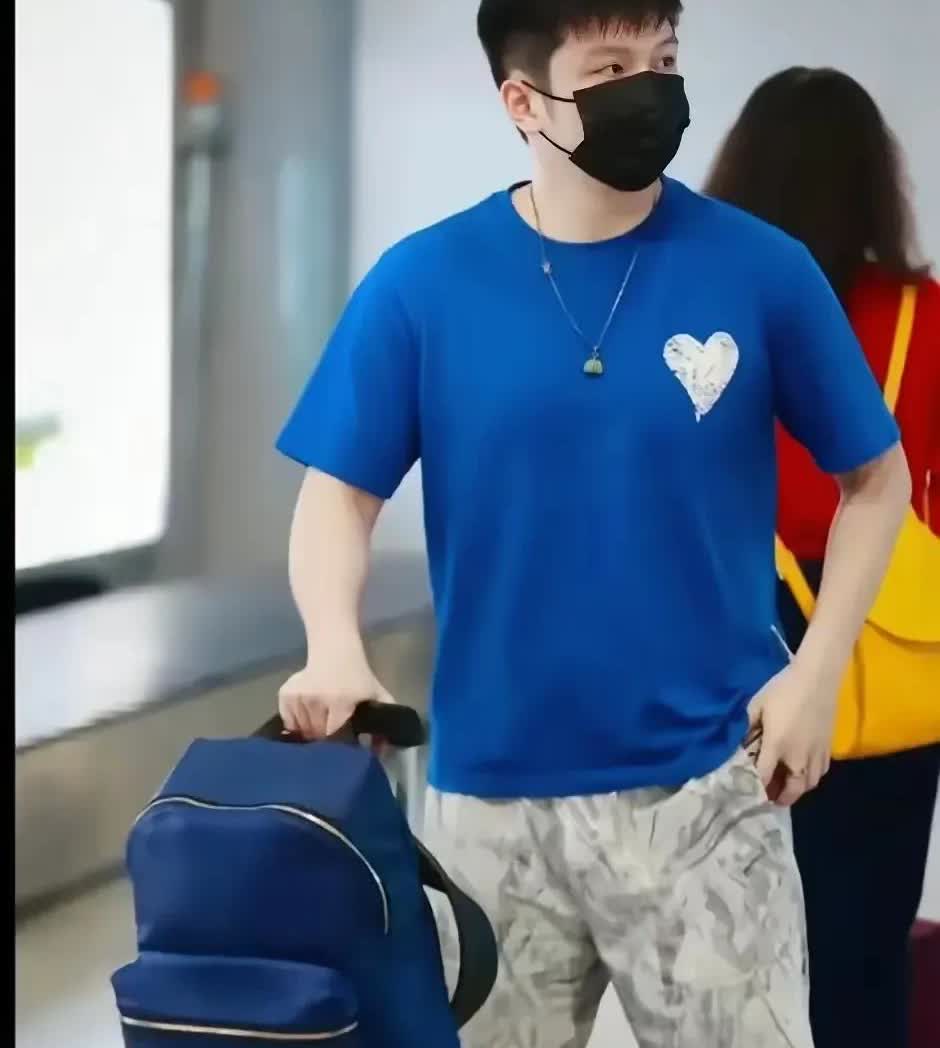 7.23，小胖出发前往厦门参加乒超第二阶段比赛，好久不见的咚咚，整个人状态看着非