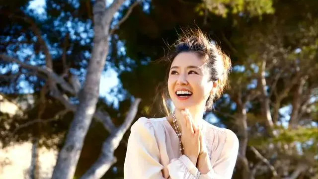49岁林心如烫羊毛卷美到不敢认！颜值回春像学生妹，不愧是“校花初恋脸”