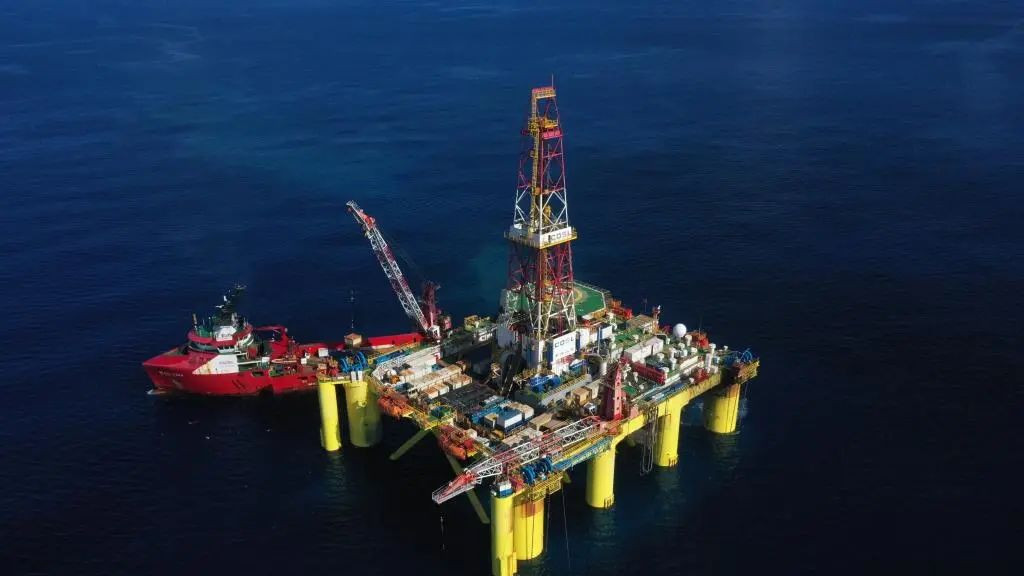 中国海底挖出“黑色黄金”！亿吨级油田震惊世界，普通人受益颇多