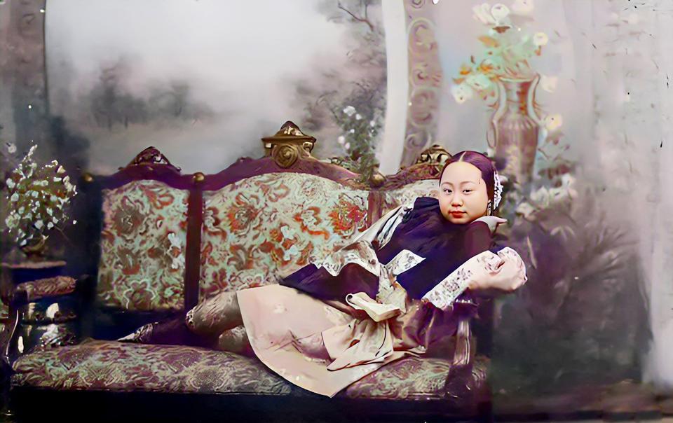 民国时期，一位长相圆润的年轻女子，来到照相馆里为自己拍照。她对自己的长相很自信，