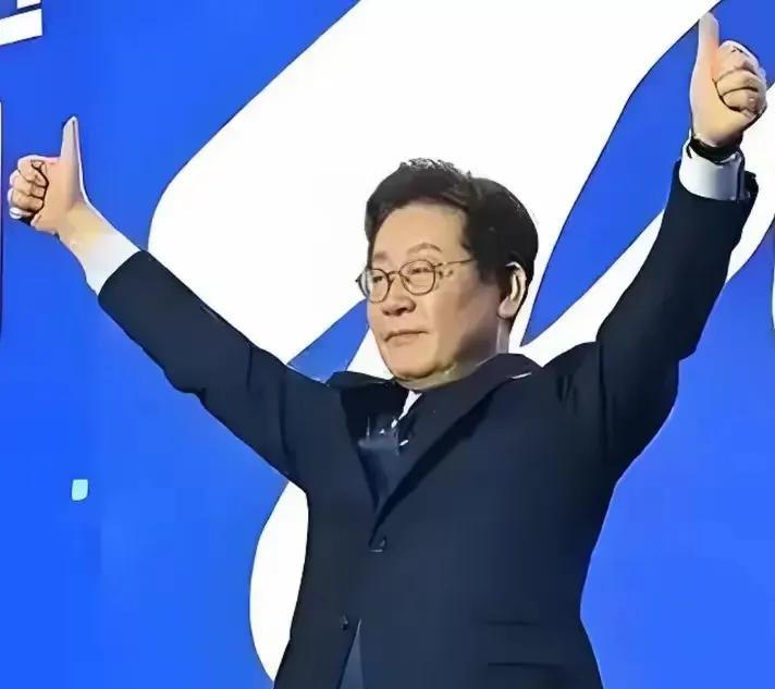 昔日的风光无限，如今将为阶下囚，这像形容韩国原总统尹锡悦最恰当不过了。曾经非常地