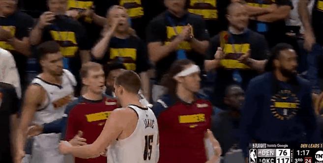 提前下班！约老师成功领到六犯！
在今天NBA季后赛雷霆对阵掘金的第三节比赛中，约
