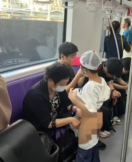 上海地铁内一孙子尿急，奶奶用塑料袋为其接尿。被网友偷拍发到网上，并配文：“乡下人