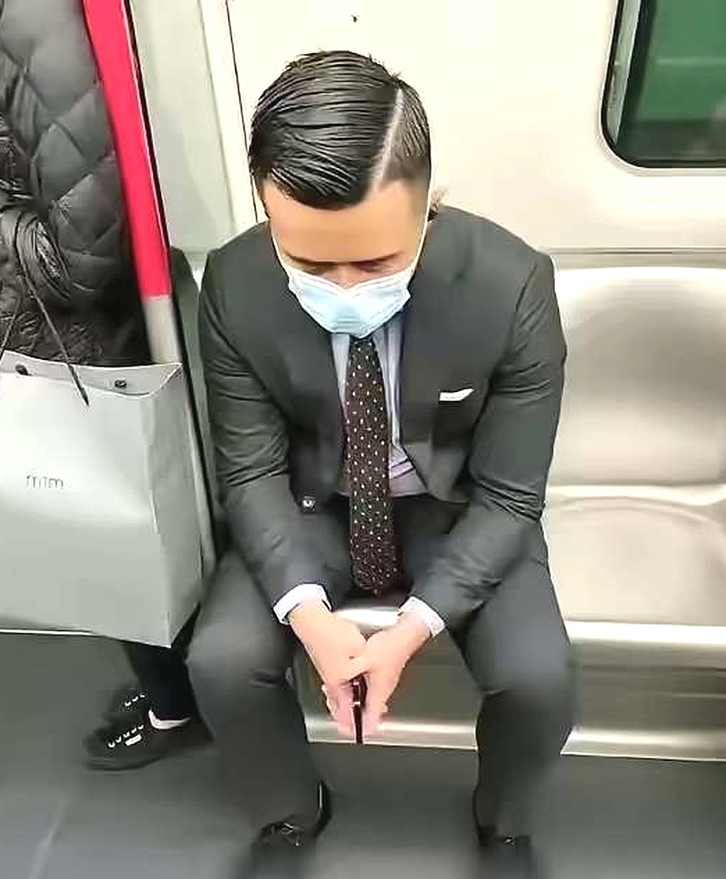 从穿着打扮来看你们猜他是从事什么工作的？