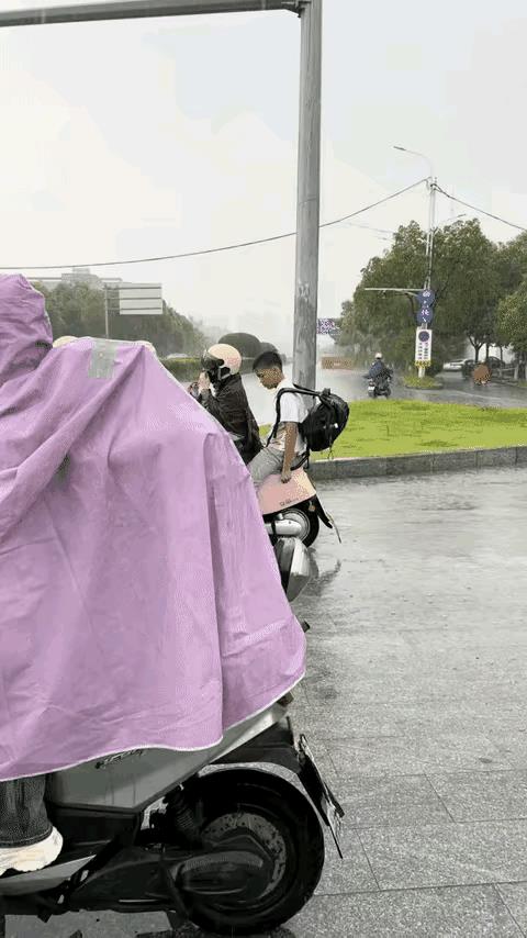 这个当妈妈的对孩子的教育还是比较得体的，由于接孩子时走的匆忙，没有为孩子携带必要