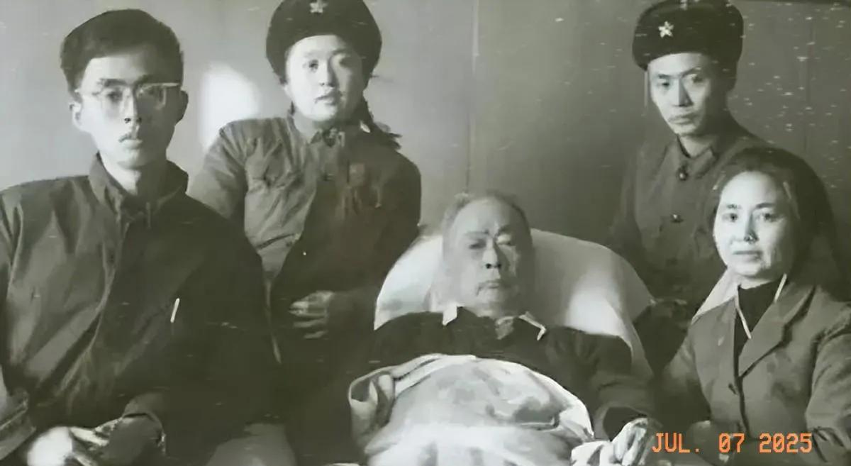 1971年
陈毅元帅夫人张茜女士，率子女陈昊苏、陈丹淮和陈珊珊，陪伴因病住院的陈