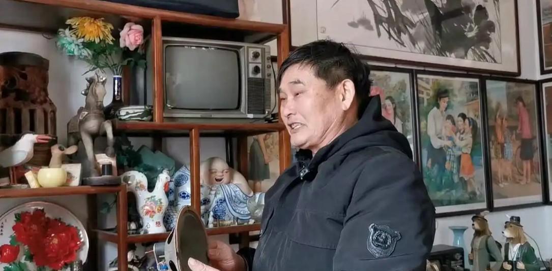 菏泽犄角旮旯小村藏俩草根传奇！
朱之文早年爹没了
辍学工地搬砖
被于文华拽上《星
