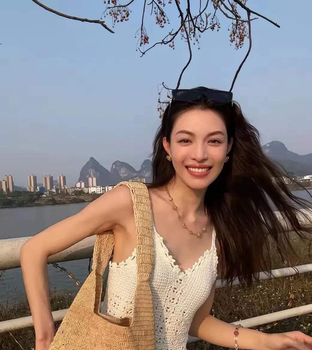 现实生活中如果谁有钟楚曦这样一个女朋友所以女闺蜜，是不是逢人就要炫耀炫耀啊。这身