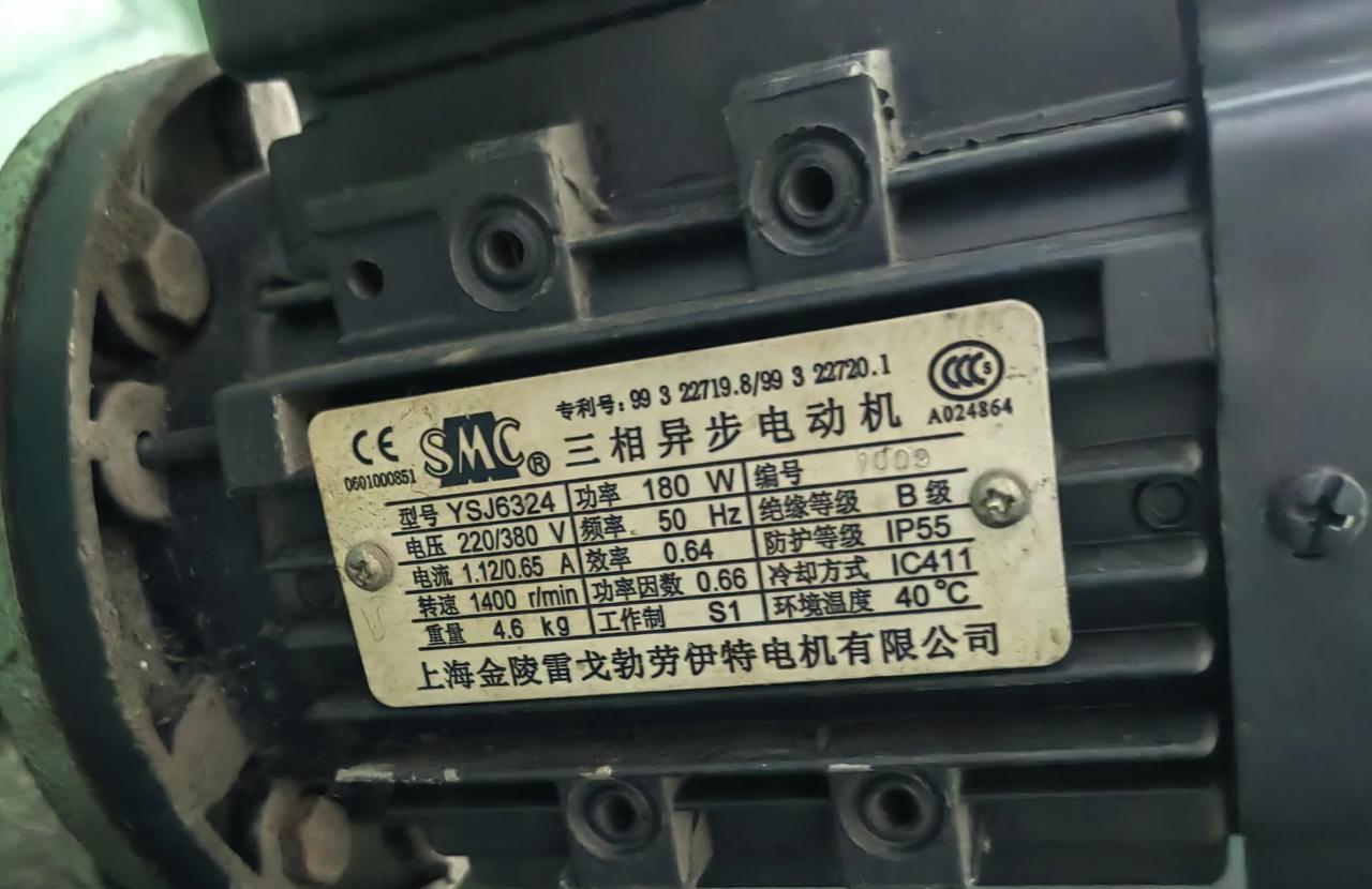 下面的电动机是几极的？2极还是4极？听说电工高手可以根据电机铭牌上的参数，计算出