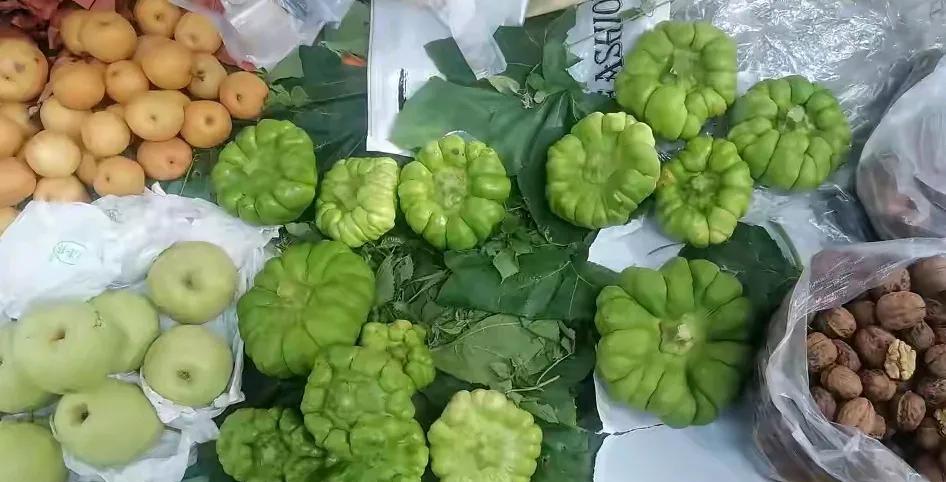 四川攀枝花的这个东西是什么？刚开始我以为是蔬菜，但是它和水果摆在一起卖的，老板说