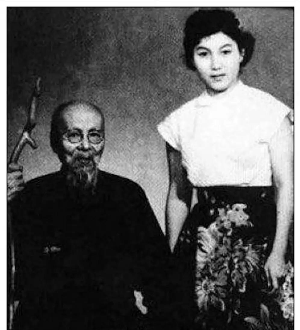 1952年的一天，齐白石已经快90岁了，他不知哪里来的力气，一把将25岁的新凤霞