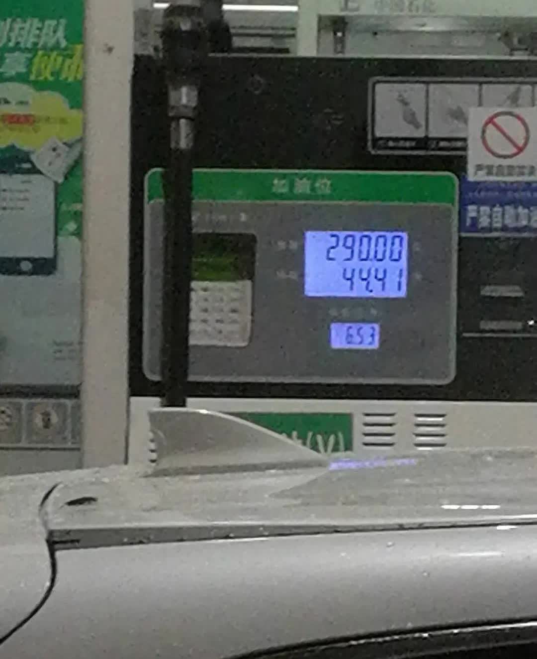 车子建议使用92号及以上汽油，加95的，发动机声音噪音小，尤其起步加油的时候对比