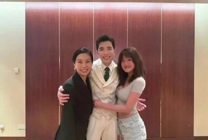 贾静雯女儿梧桐妹和萧敬腾林有慧合影抱的很紧，萧敬腾绅士手不敢乱放