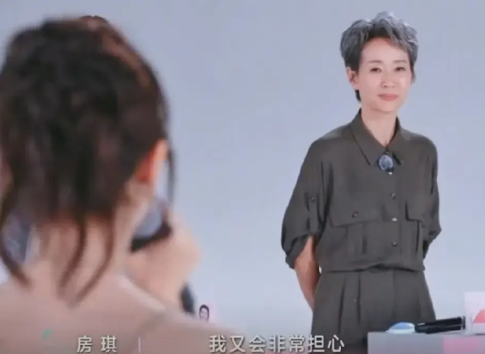 叶童选择了房琪后，房琪却以叶童年纪大，精力不够没办法完成她想要的唱跳舞台而拒绝了