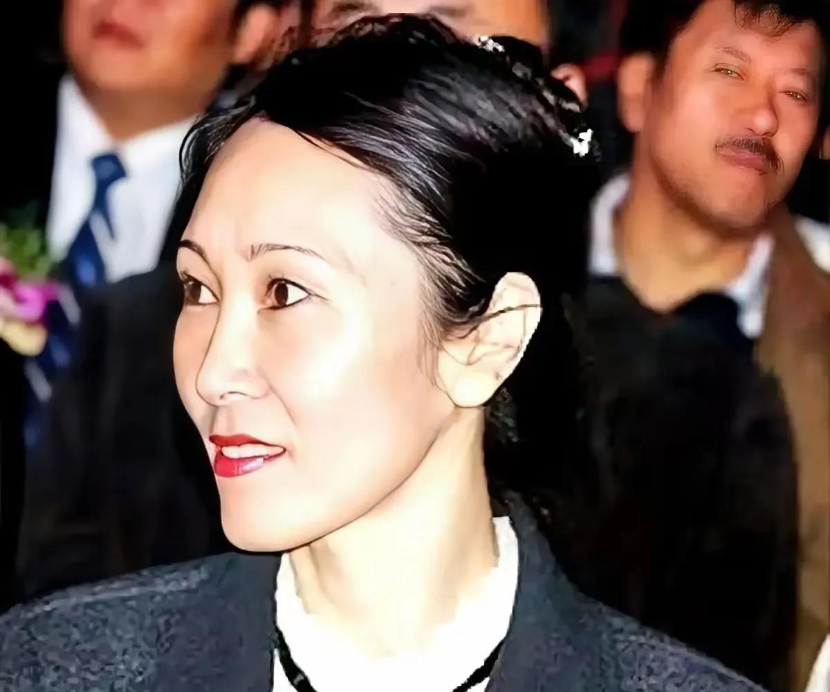 林宁心里该有多沉重啊！
看37岁的儿子王思聪头发白了不少，人也低调了许多。
王思