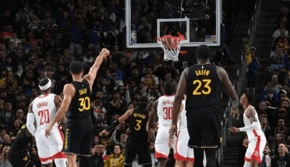 NBA杯，勇士100-104不敌火箭。
本场过后，勇士在与火箭最近的4次常规赛交