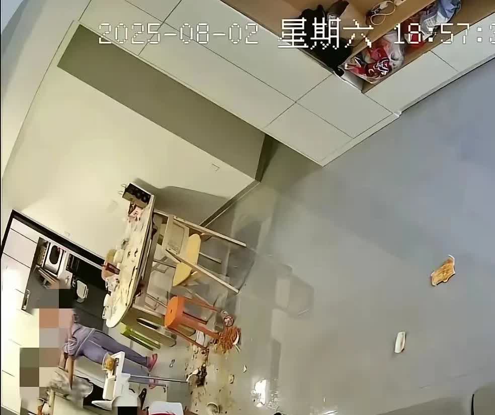 因为侄子来姑姑家过暑假，多吃了两个鸡蛋，丈夫埋怨了17分钟，女子情绪崩溃，掀倒了