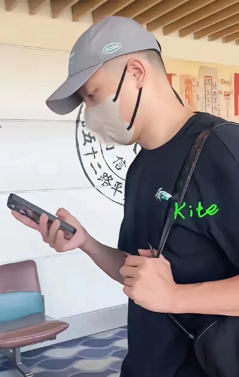 许昕都出发去厦门了！说实话，这家伙变化是真不小，我盯着照片看了半天才敢认——说不