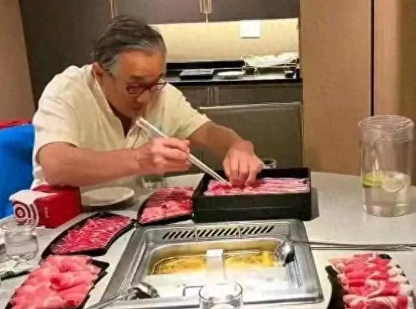 71岁的成龙吃火锅，断崖式衰老认不出来，网友:年轻时候透支太多
网友在火锅店拍到