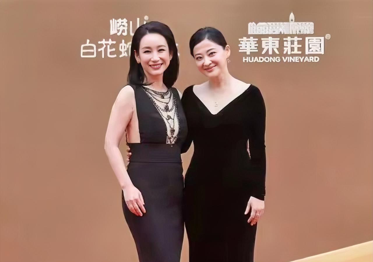 梅婷，166cm，黑色礼服高端大气，直接把旁边的镂空设计秒成渣了，这才是这个年龄