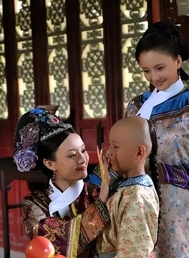 雍正最小的儿子：爱新觉罗·弘曕，年幼就继承了“果郡王”的爵位和家产。亲哥乾隆更是