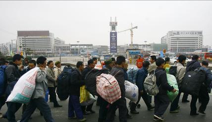 上世纪90年代，国企迎来了第一次大改革，4500万工人下岗，世界为之诧异，纷纷认