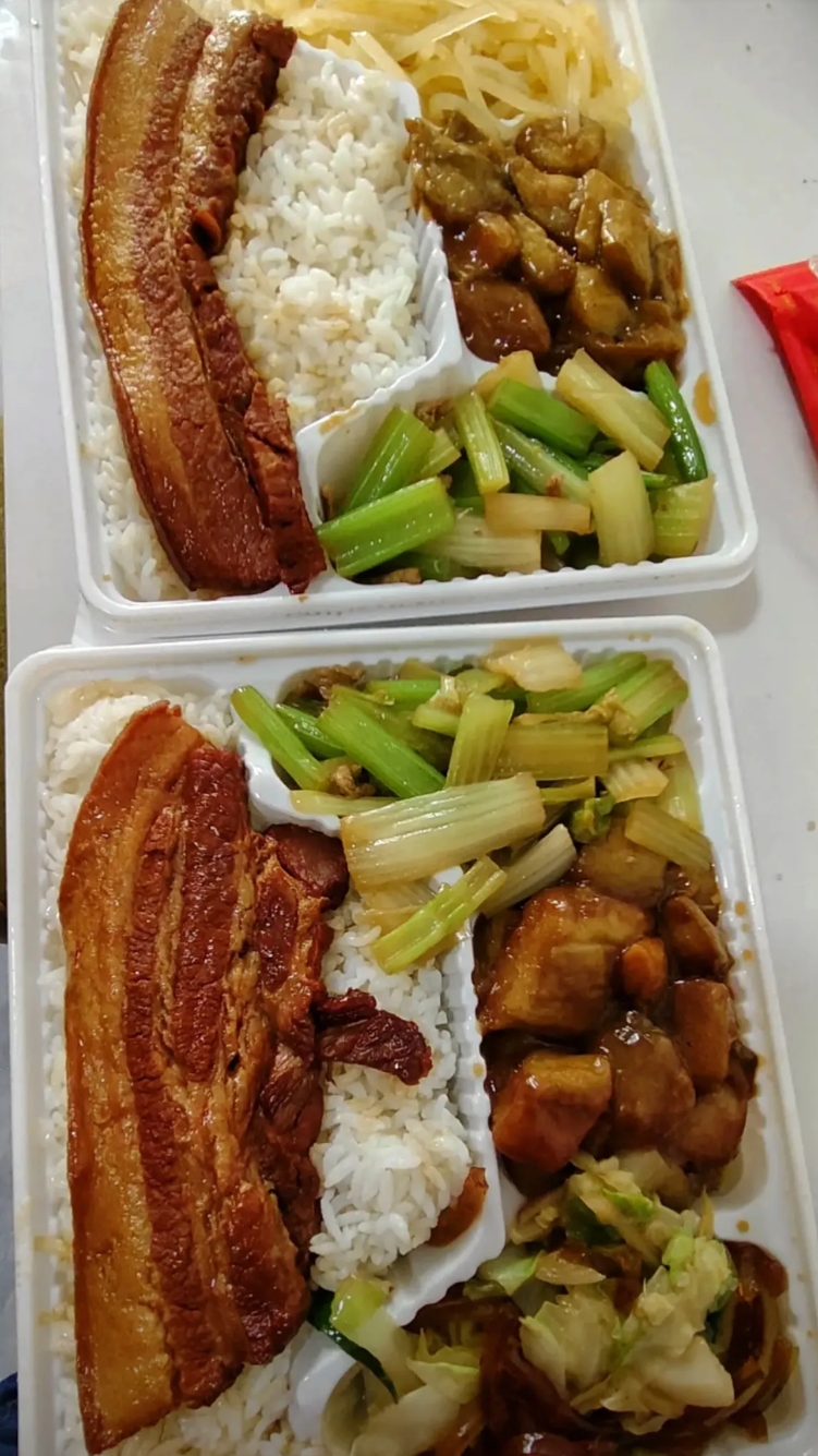 你们猜，我这两盒套餐外卖花了多少钱？

正常情况下，加上外卖员的跑腿费，怎么不得