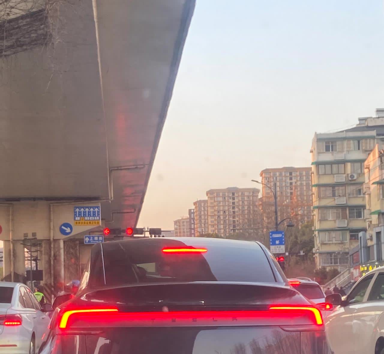 焕新款Model Y+就好似洋气的小别墅，然而内饰却像个毛坯房，这内饰的“毛坯”