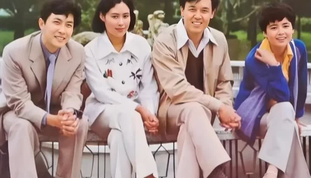 上世纪八十年代，唐国强、斯琴高娃、达式常、张瑜年轻时的珍贵合影，那时候的颜值就是