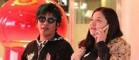 大张伟和老婆刘迎的爱情











大张伟说老婆化妆像张曼玉，不化妆像