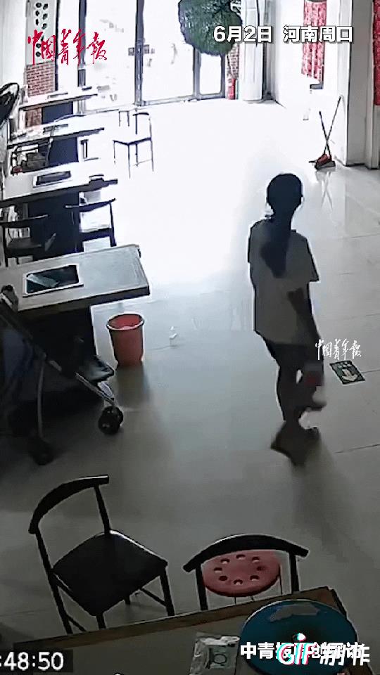 “太危险了！”河南周口，一辆老头乐冲进一家饭店，直奔一岁五个月的宝宝，危急时刻，