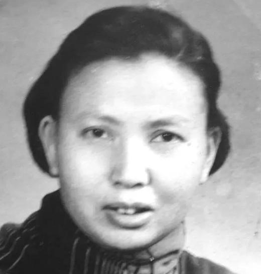 1941年，“双枪老太婆”莫林被敌人抓捕，眼看就要被活埋。敌人问她：“你认识莫林
