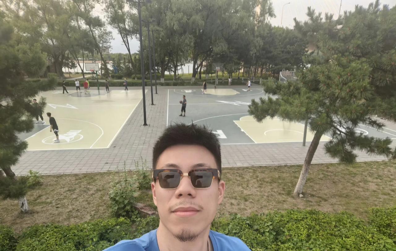 给张镇麟点赞，他为沈阳捐赠两个球场！
张镇麟已经开始做公益，他在社交平台上晒出了
