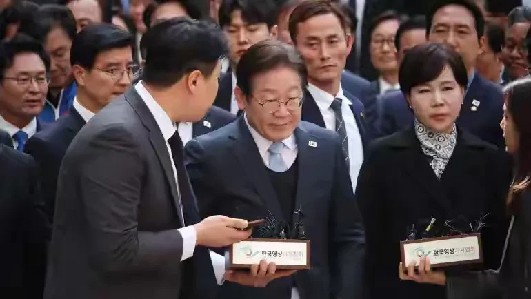 李在明视察灾区遇袭











天呐！李在明居然又被袭击了！这回是在山