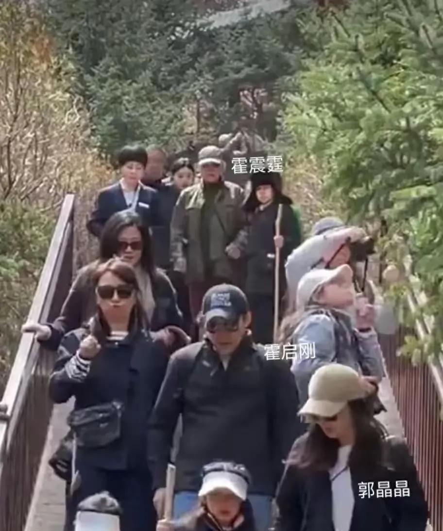 79岁霍震霆太时髦！大同之旅每日换装，对长孙霍中曦宠爱满溢
常言道“岁月不败美人