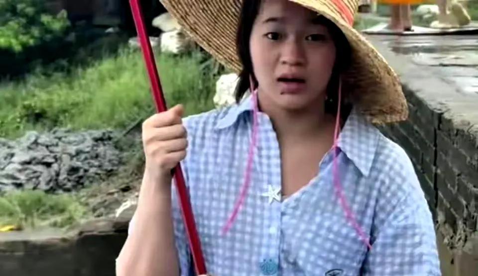 近日，一组全红婵在江边捕鱼的照片在网络上流传开来。照片中，她头戴草帽，身着一件花