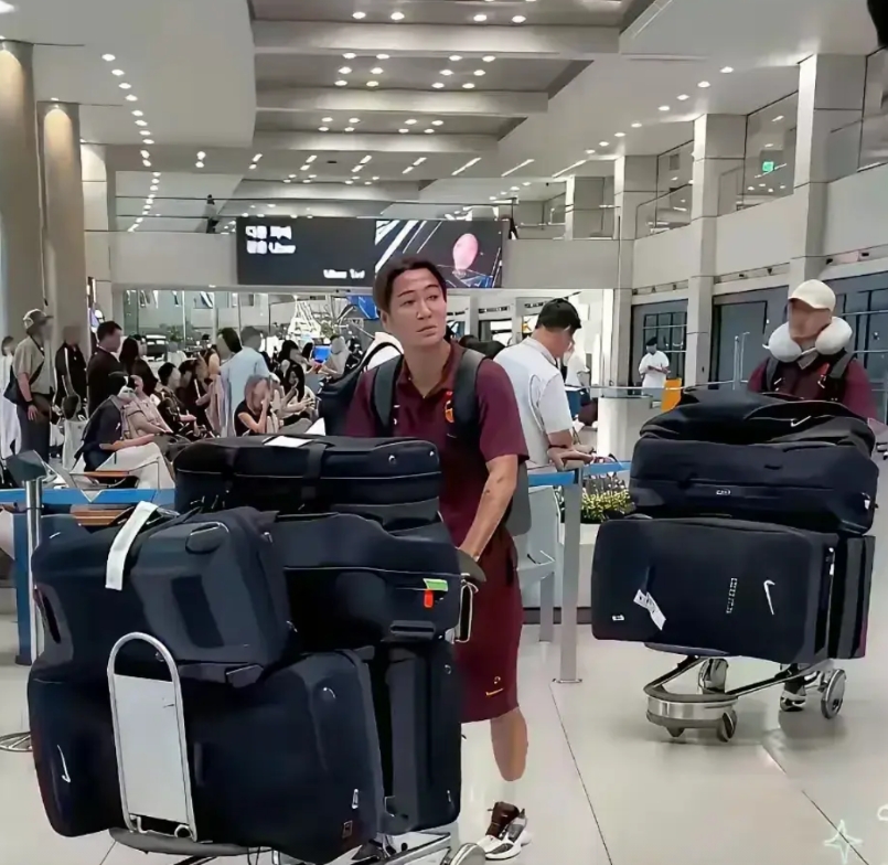 这是网友拍到的国足准备前往比赛地登机前的照片。
看着这么多的大包小包，我就有些纳