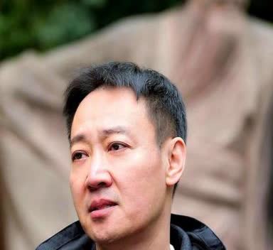 辛柏青的状况很糟糕，李乃文非常担心他的情况。李乃文说辛柏青现在连话都说不出来，这