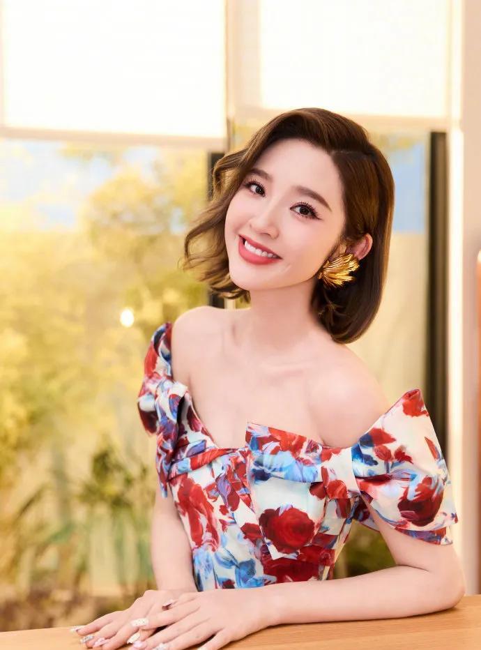 没文化真可怕，居然找不着词语来形容她的美