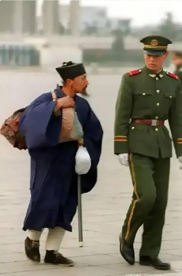 这是1997年年3月的一天，天安门广场，这是一名武警战士和道士正在说话。
   