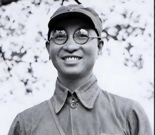 延安整风时期，康生拿陈赓救过蒋介石这事给他下套：“如果你当初毙了蒋介石，我们哪用
