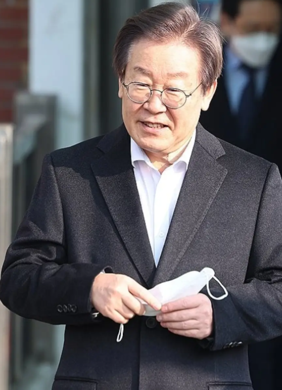 韩国似乎准备与中国彻底决裂！
李在明拒绝出席中国的阅兵仪式，紧接着韩国外交部长发