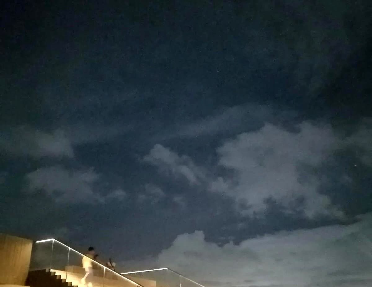 今晚上吃饭的时候，老丈人给女儿打电话说："暑假打算带两个孙子到深圳我们这边来玩，