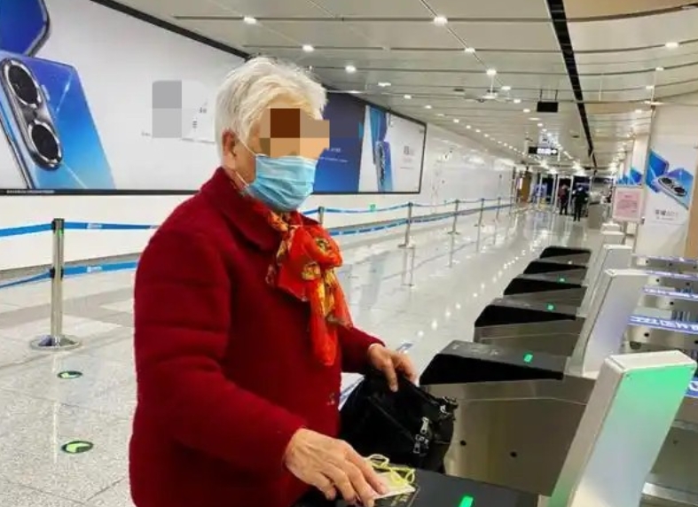 湖北武汉，59岁大妈和自己82岁老母亲一起乘坐地铁时，冒用老母亲的老年卡进站，被