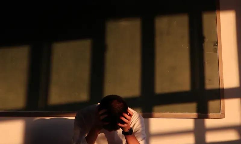 让人从心底瞧不起的15种行为
1、四处炫耀显摆。
2、背后议论他人。
3、惯于欺