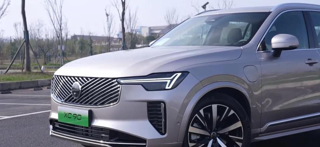 带铁汁们体验一波沃尔沃全新XC90 T8，零百加速5.4s。
1、新车的格栅和大