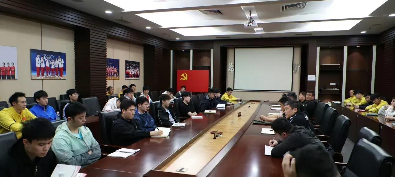 国乒男、女队分别召开了总结和动员大会，然而没想到，有眼尖的网友发现，不管是在男队
