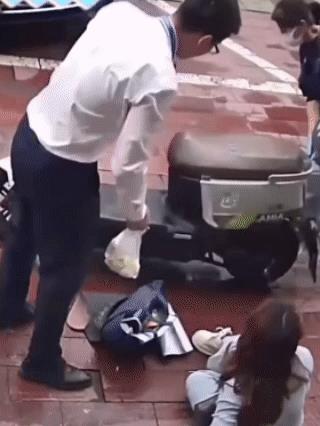 不是我撞的，我为啥要扶呢？某法官的“影响力”还在持续攀升啊！
画面里，一名女子骑